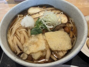 10月に入ったので遊山の「きのこそば」