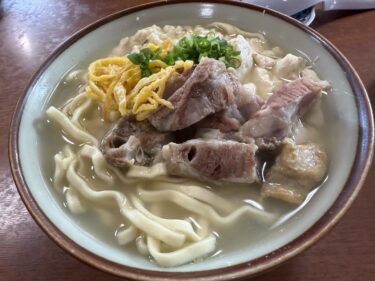 お昼は念願の「高江洲そば」