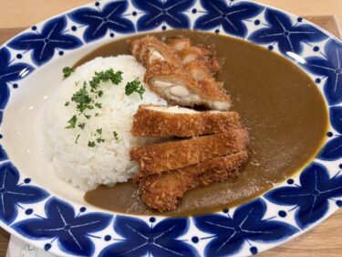 今日のお昼はチキンカツカレー